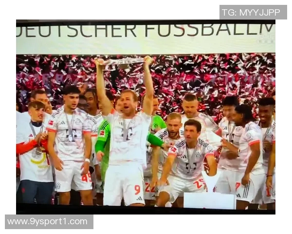 拜仁官方宣布凯恩等六名球员荣获上赛季德国最佳阵容奖杯 拜仁官方宣布凯恩等六名球员荣获上赛季德国最佳阵容奖杯